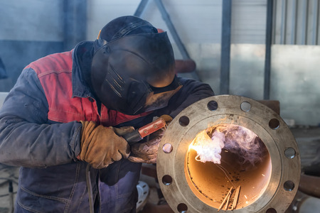 Welding works on production of the pipeline unit-welding of the pipe and thick-walled flange