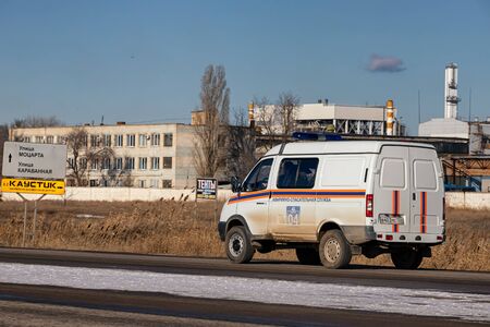 VOLGOGRAD - JANUARY 24: The emergency service car is driving on a muddy winter road
.January 24, 2020 in Volgograd, Russia.のeditorial素材