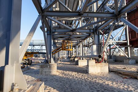 Self-propelled telescopic car tower for installation and welding works on the construction site
