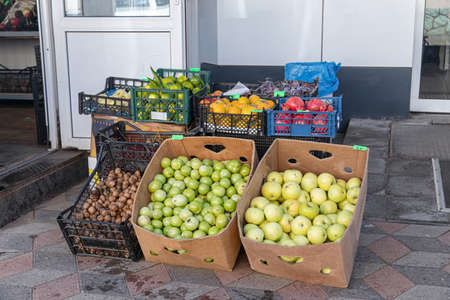 ESSENTUKI - OCTOBER 12: Trade in vegetables and fruits on the street under the open sky. October 12, 2021 in Essentuki, Russiaのeditorial素材