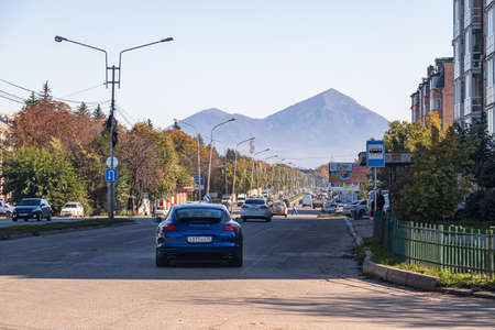 ESSENTUKI - OCTOBER 12: Busy traffic on the main street of the city. October 12, 2021 in Essentuki, Russiaのeditorial素材
