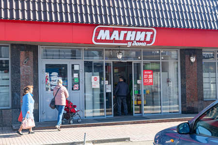 ESSENTUKI - OCTOBER 12: A family with children enters the network supermarket MAGNIT. October 12, 2021 in Essentuki, Russiaのeditorial素材