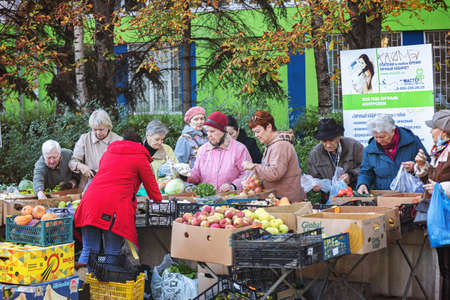 ESSENTUKI - OCTOBER 12: Trade in vegetables and fruits on the street under the open sky. October 12, 2021 in Essentuki, Russiaのeditorial素材