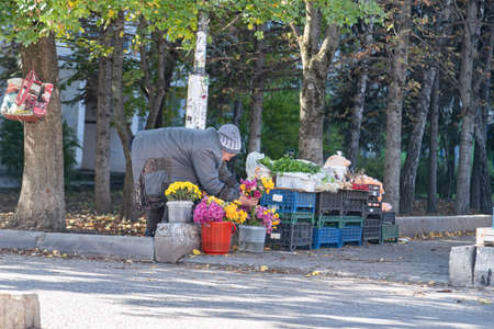 ESSENTUKI - OCTOBER 12: Trade in vegetables and fruits on the street under the open sky. October 12, 2021 in Essentuki, Russiaのeditorial素材