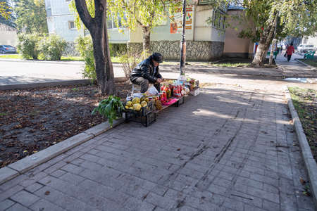ESSENTUKI - OCTOBER 12: Trade in vegetables and fruits on the street under the open sky. October 12, 2021 in Essentuki, Russiaのeditorial素材
