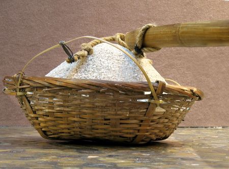 -- wicker basket filled with coarse sea salt
の写真素材