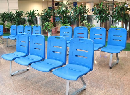 Blue empty chairs at a public facility
の写真素材