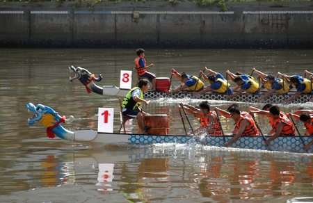 KAOHSIUNG, TAIWAN - JUNE 3: To celebrate the Duanwu Festival Kaohsiung City in Taiwan conducts international Dragon Boat races on the Love River on June 3, 2011 in Kaohsiung, Taiwan.のeditorial素材