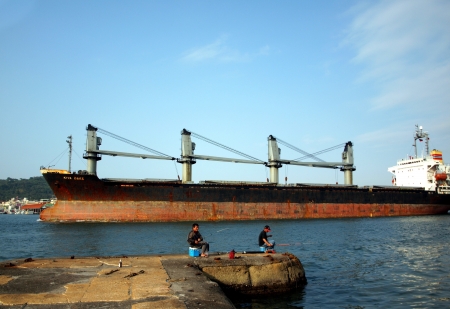 KAOHSIUNG, TAIWAN, MAY 9: The Kaohsiung Harbor Free Trade Zone reports a 54% year-on-year growth rate on May 9, 2012 in Kaohsiung. Pictured here is a cargo vessel leaving Kaohsiungのeditorial素材