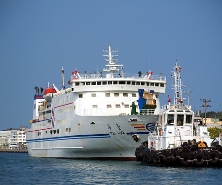 KAOHSIUNG, TAIWAN, APRIL 1: Regular ferry services to the outlying Penghu Islands resume operations after their winter break on April 1, 2012 in Kaohsiung. のeditorial素材
