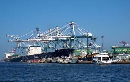 KAOHSIUNG, TAIWAN, MAY25: Taiwan President Ma Ying-jeou announces a further expansion of the Kaohsiung International Container Terminal on May 25, 2012 in Kaohsiung. Pictured here is a large vessel belonging to Evergreen Marine Corporation.のeditorial素材