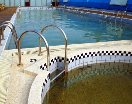 Two pools filled with therapeutic mineral hot spring water
のeditorial素材