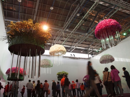 TAINAN, TAIWAN - MARCH 14: Visitors enjoy an artistic flower design at  the 2013 Taiwan International Orchid Show on March 14, 2013 in Tainan.のeditorial素材