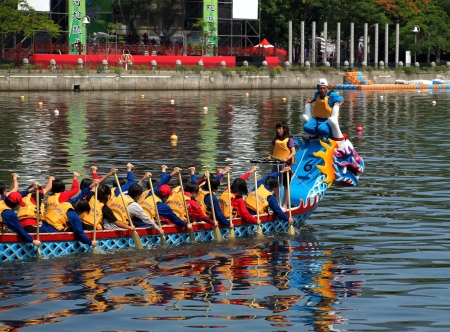 KAOHSIUNG, TAIWAN - JUNE 7:  An unidentified student team trains for the upcoming 2013 Dragon Boat Festival on the Love River on June 7, 2013 in Kaohsiung .のeditorial素材