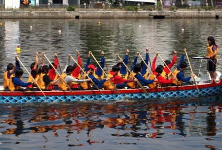 KAOHSIUNG, TAIWAN - JUNE 7:  An unidentified student team trains for the upcoming 2013 Dragon Boat Festival on the Love River on June 7, 2013 in Kaohsiung .のeditorial素材