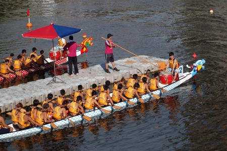 KAOHSIUNG, TAIWAN - JUNE 11: Two unidentified teams prepare to compete in the 2013 Dragon Boat Races on the Love River on June 11, 2013 in Kaohsiungのeditorial素材