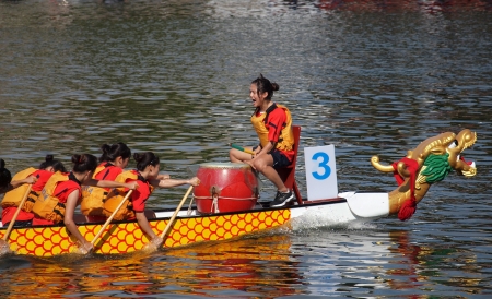 KAOHSIUNG, TAIWAN - JUNE 11: An unidentified team competes in the 2013 Dragon Boat Races on the Love River on June 11, 2013 in Kaohsiungのeditorial素材