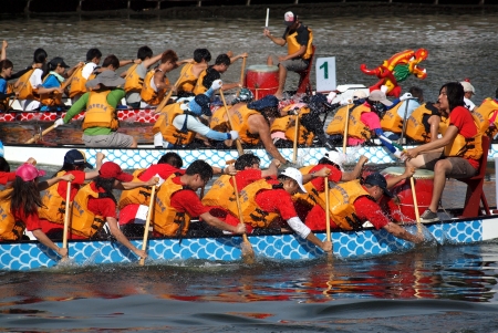 KAOHSIUNG, TAIWAN - JUNE 11: Three unidentified teams compete in the 2013 Dragon Boat Races on the Love River on June 11, 2013 in Kaohsiungのeditorial素材