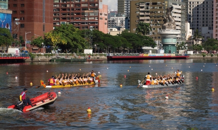 KAOHSIUNG, TAIWAN - JUNE 11: A lifeboat follows two unidentified teams who compete in the 2013 Dragon Boat Races on the Love River on June 11, 2013 in Kaohsiungのeditorial素材