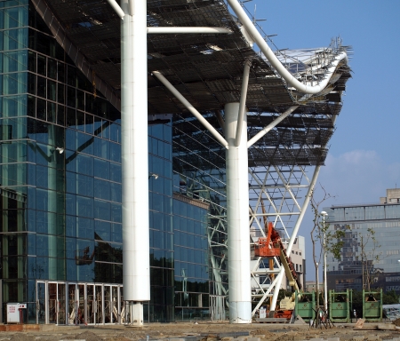 KAOHSIUNG, TAIWAN - JUNE 30: Construction continues on the new Kaohsiung Exhibition and Convention Center, scheduled to open in early 2014, on June 30, 2013 in Kaohsiungのeditorial素材