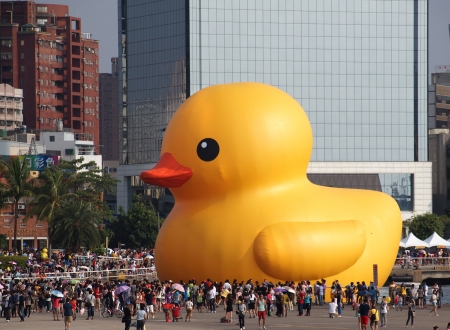 KAOHSIUNG, TAIWAN -- SEPTEMBER 28: Visitors flock to see the giant rubber duck designed by Dutch artist Hofman while it is on display at the Glory Pier on September 28, 2013 in Kaohsiungのeditorial素材