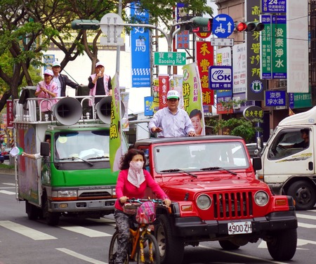 KAOHSIUNG, TAIWAN -- MARCH 27, 2014: City council candidate Hong Ping Lang campaigns in the run up for the 2014 local elections.のeditorial素材