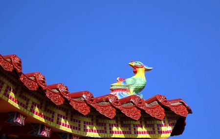 Ceramic eaves of a temple roof decorated with a bird sculpture
の写真素材