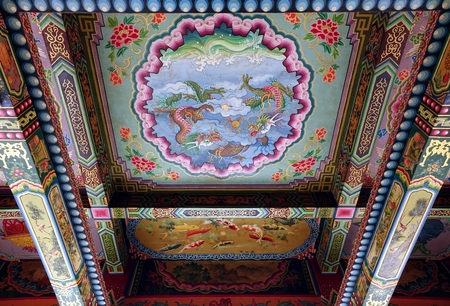 The entrance hall of a Chinese temple is decorated with colorful mythological scenes
のeditorial素材