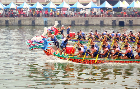 LINYUAN, TAIWAN -- MAY 28, 2017: Two unidentified teams compete in the Dragon Boat Races at Zhongyun Fishing Port in Taiwan.のeditorial素材