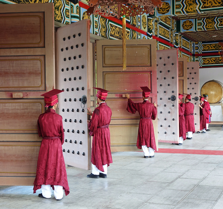 KAOHSIUNG, TAIWAN -- SEPTEMBER 28 , 2017: Ceremonial attendants open the main gates to the temple during the yearly Confucius Ceremony held on Teachers Day.のeditorial素材
