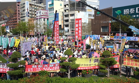 KAOHSIUNG, TAIWAN -- NOVEMBER 11, 2018: Protesters gather to take part in a demonstration against the problem of serious air pollution.のeditorial素材