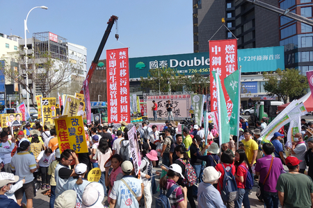 KAOHSIUNG, TAIWAN -- NOVEMBER 11, 2018: A speaker addresses protesters who have gathered to take part in a demonstration against the problem of serious air pollution.のeditorial素材