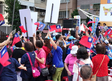 KAOHSIUNG, TAIWAN -- NOVEMBER 10, 2018: Supporters wave national flags at an election rally for KMT Kaohsiung mayor candidate Han Guo-Yun and city council member Huang Hsiang-Shuのeditorial素材