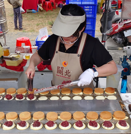 KAOHSIUNG, TAIWAN -- DECEMBER 8, 2018: A chef makes red bean cakes, or Imagawayaki, as the Japanese call it, a popular sweet food in Taiwan.のeditorial素材