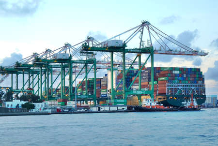 KAOHSIUNG, TAIWAN -- JUNE 2, 2019: Containers are being loaded onto ships in Kaohsiung Port.のeditorial素材