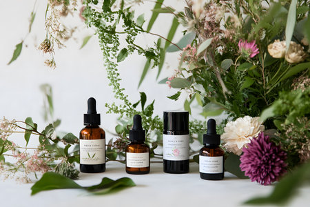 Natural Detox Self-Care: Skincare Products Paired with Fresh Flowers for Wellness.の素材