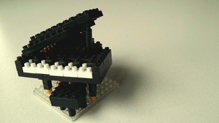 Small black piano toyの素材