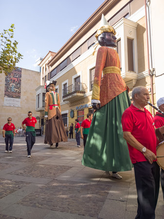 Zamora, Spain - August 29, 2015: Giants and big heads Giants During the celebration of the Cultural Summer 2015 zamora, exhibition and parade, festival include costumed figures Known as Giants Giants and Big-Heads. Usually the giants are hollow figures seのeditorial素材