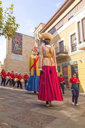 Zamora, Spain - August 29, 2015: Giants and big heads Giants During the celebration of the Cultural Summer 2015 zamora, exhibition and parade, festival include costumed figures Known as Giants Giants and Big-Heads. Usually the giants are hollow figures seのeditorial素材