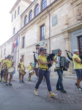 Zamora, Spain - August 29, 2015: Giants and big heads Giants During the celebration of the Cultural Summer 2015 zamora, exhibition and parade, festival include costumed figures Known as Giants Giants and Big-Heads. Usually the giants are hollow figures seのeditorial素材