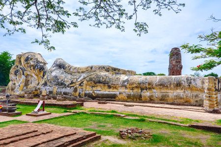 Ancient reclining buddha at Wat Yai Chai Mongkol, Ayutthaya, Thailand.のeditorial素材