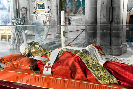 The effigy of Pope Gregory X in Arezzo Cathedral, Tuscany, Italy. Born Teobaldo Visconti, was Pope from 1 September 1271 to his death in 1276 and was a member of the Secular Franciscan Order.のeditorial素材
