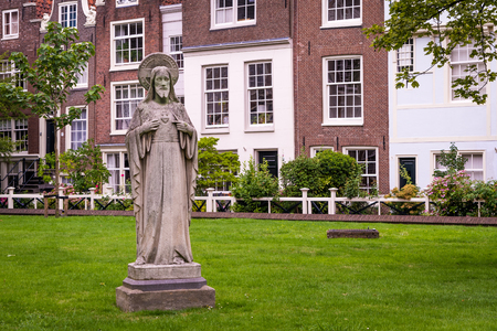 Statue at the Begijnhof in Amsterdamの写真素材