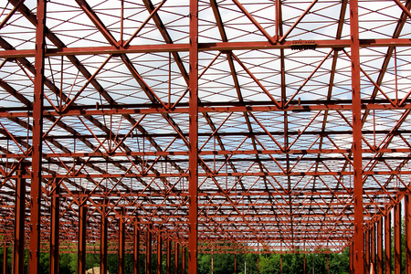 Complex metallic framework with numerous reinforcements in a building