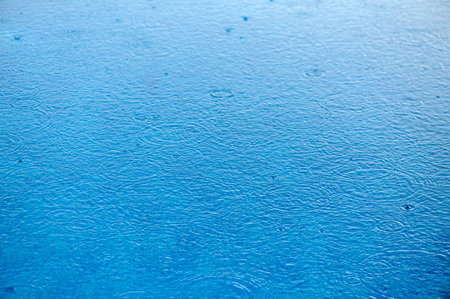 drops of water on the surface of the water in the pool 1の写真素材
