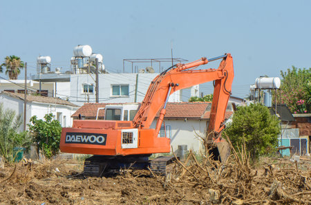 07/03/2024 - excavator uproots the roots of orange treesの写真素材