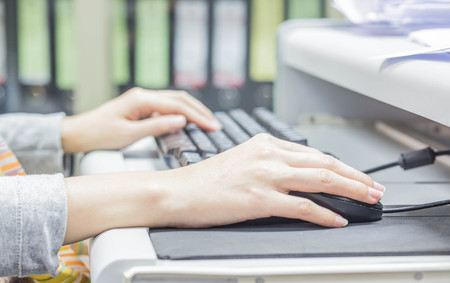 women's hands on the keyboard and mouse