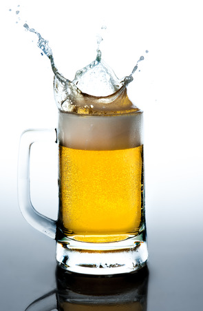 Golden beer splashの写真素材