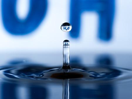 The word "H2O" in drop of water fallingの写真素材
