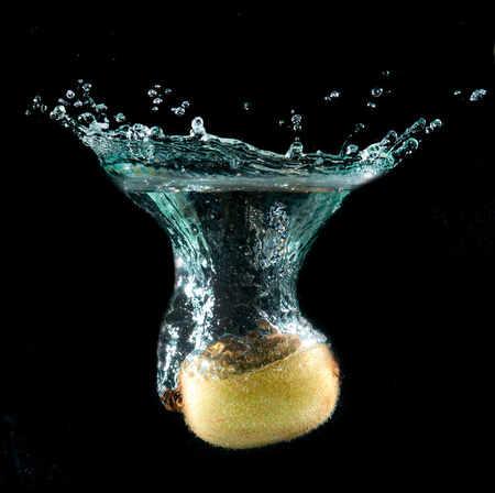 kiwi splash in waterの写真素材